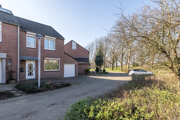 Foto - Te koop: Hoekwoning met garage, tuin, veel licht en mogelijkheden